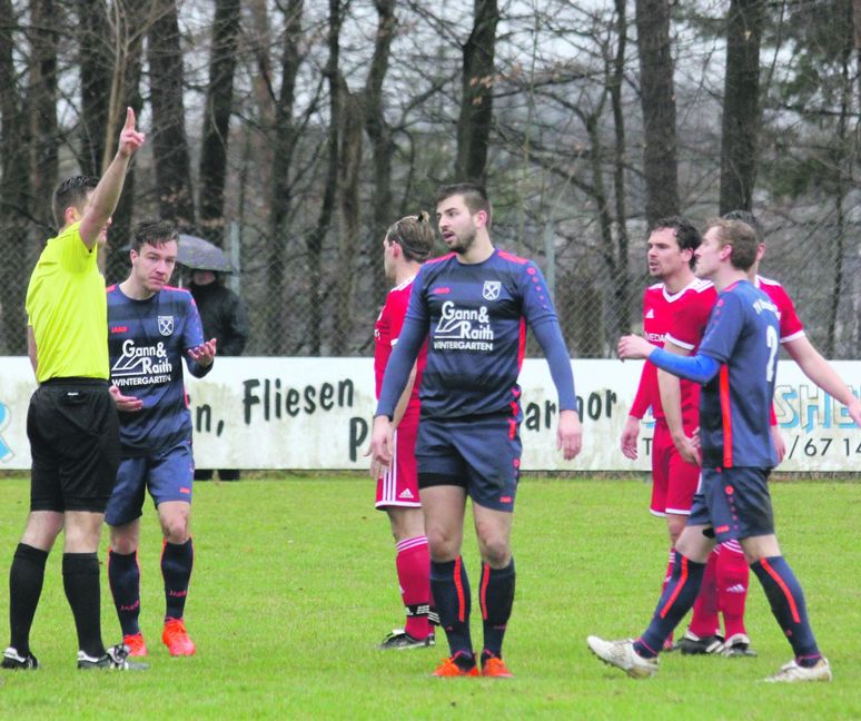 Nils Schuhmann muss nach der Notbremse vom Rasen. Bild: Oberdorfer