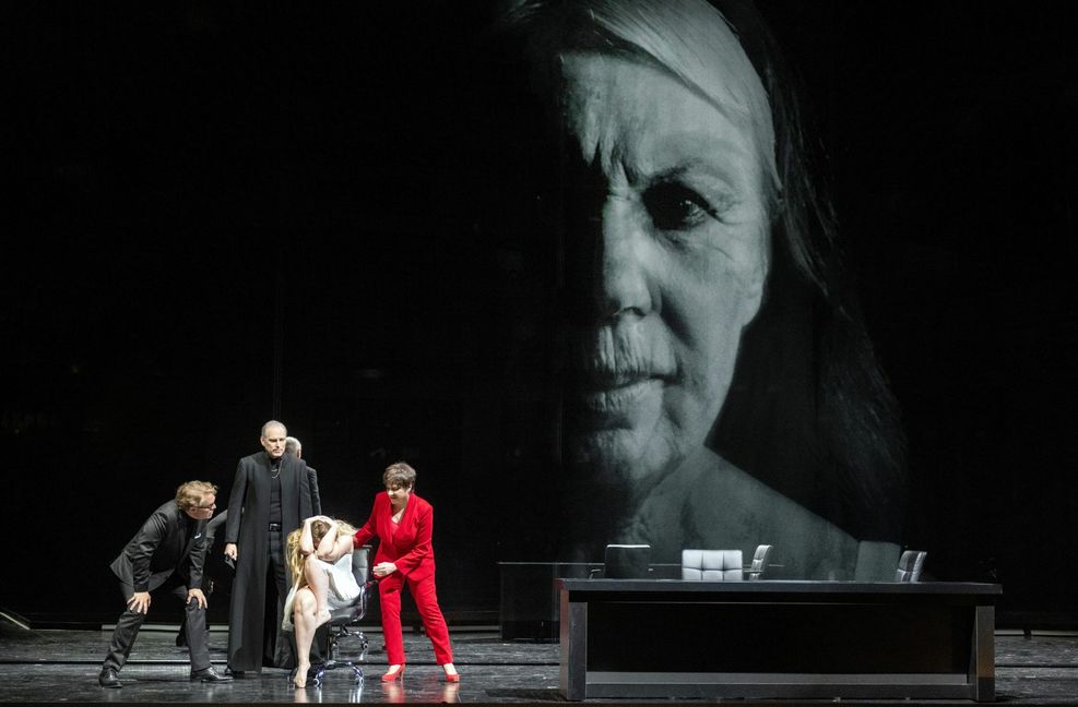 Bellezza (Mélissa Petit, in Weiß) wird bedrängt von Piacere (Cecilia Bartoli, in Rot), Tempo (Charles Workman, Mitte) und Disinganno (Lawrence Zazzo) Foto: Monika Rittershaus