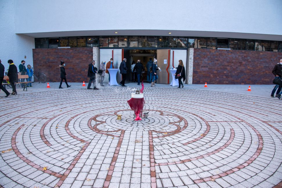Den neuen Kirchvorplatz von St. Klemens ziert ein Labyrinth.