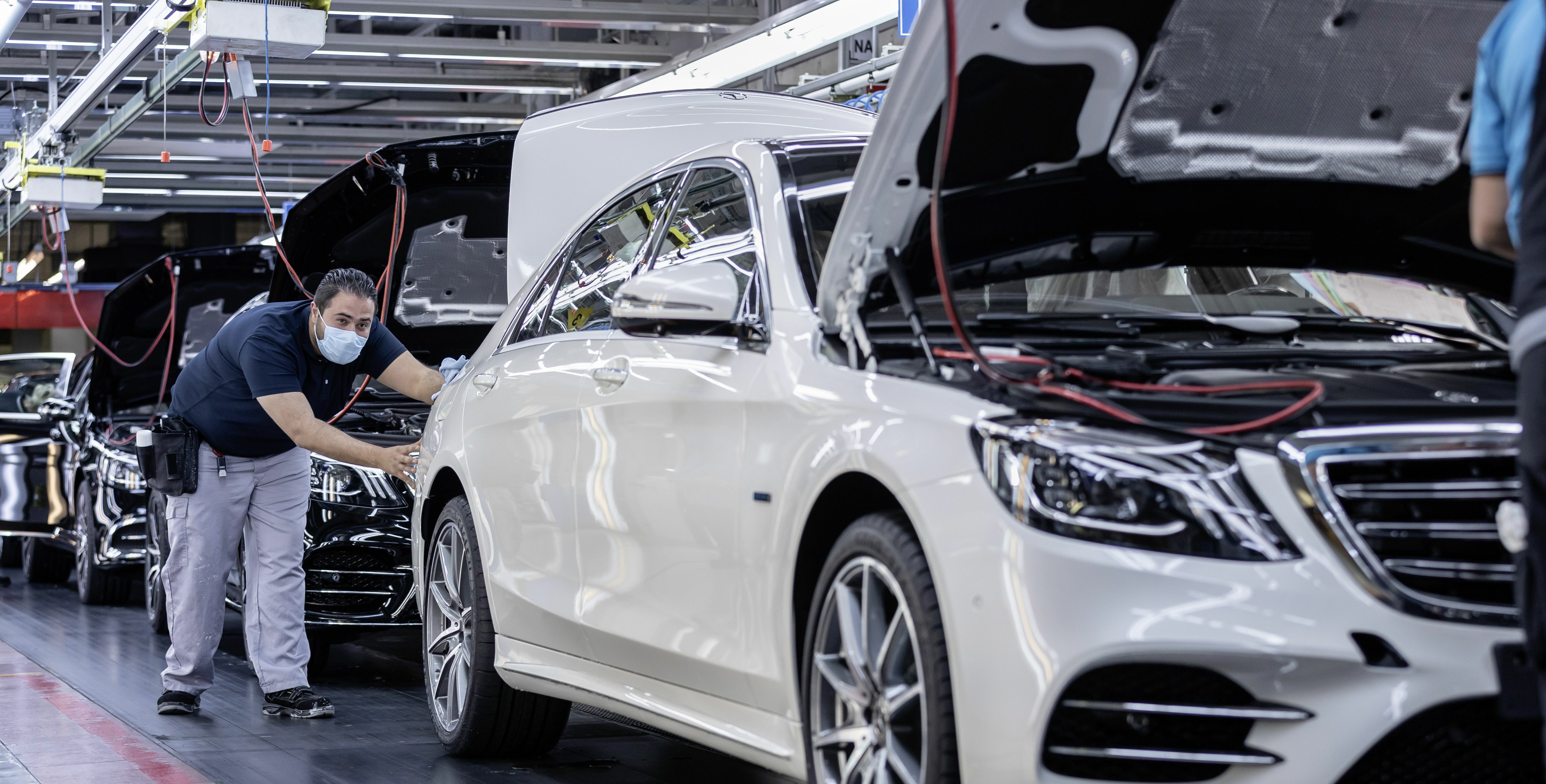 Wiederanlauf bei Mercedes-Benz nach Produktionspause: Die Produktion im Mercedes-Benz Werk Sindelfingen läuft  sukzessive hoch - mit umfangreichen Schutzmaßnahmen für die Mitarbeiter.
Ramp-up at Mercedes-Benz after production break: Production at the Mercedes-Benz plant in Sindelfingen is gradually running high - with comprehensive protection measures for the employees.