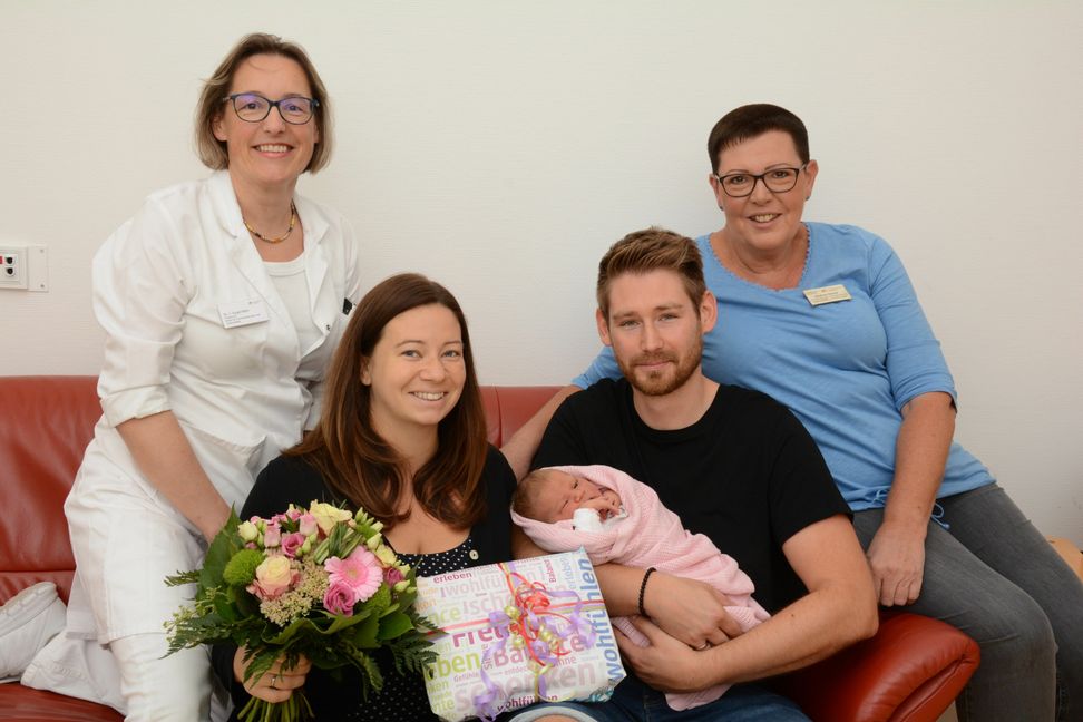 Mit 55 Zentimetern und 4400 Gramm markierte sie bereits Ende September die 1.000er Marke: Emma Rosa, eingerahmt von ihren Eltern Carina und Benjamin Strobel, Chefärztin Dr. Ines Vogel (l.) und der leitenden Hebamme Gudrun Zecha.      Bild: z