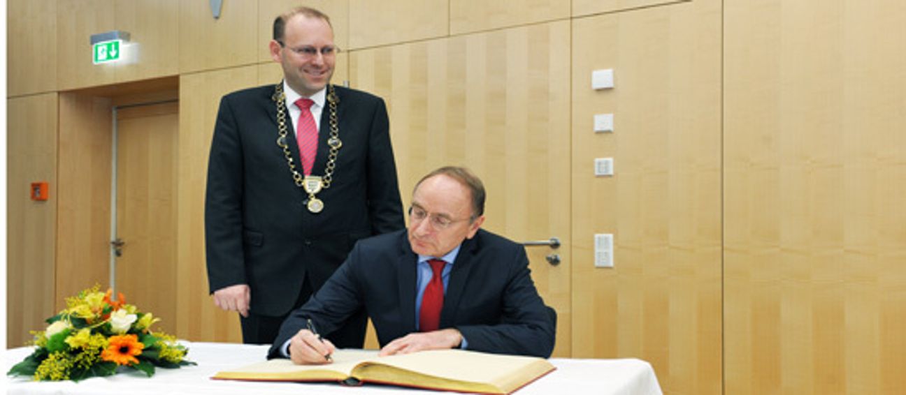 Dr. Joachim Rücker trägt sich ins Goldene Buch der Stadt Sindelfingen ein. OB Dr. Bernd Vöhringer liest gleich mit. Bild: Stampe