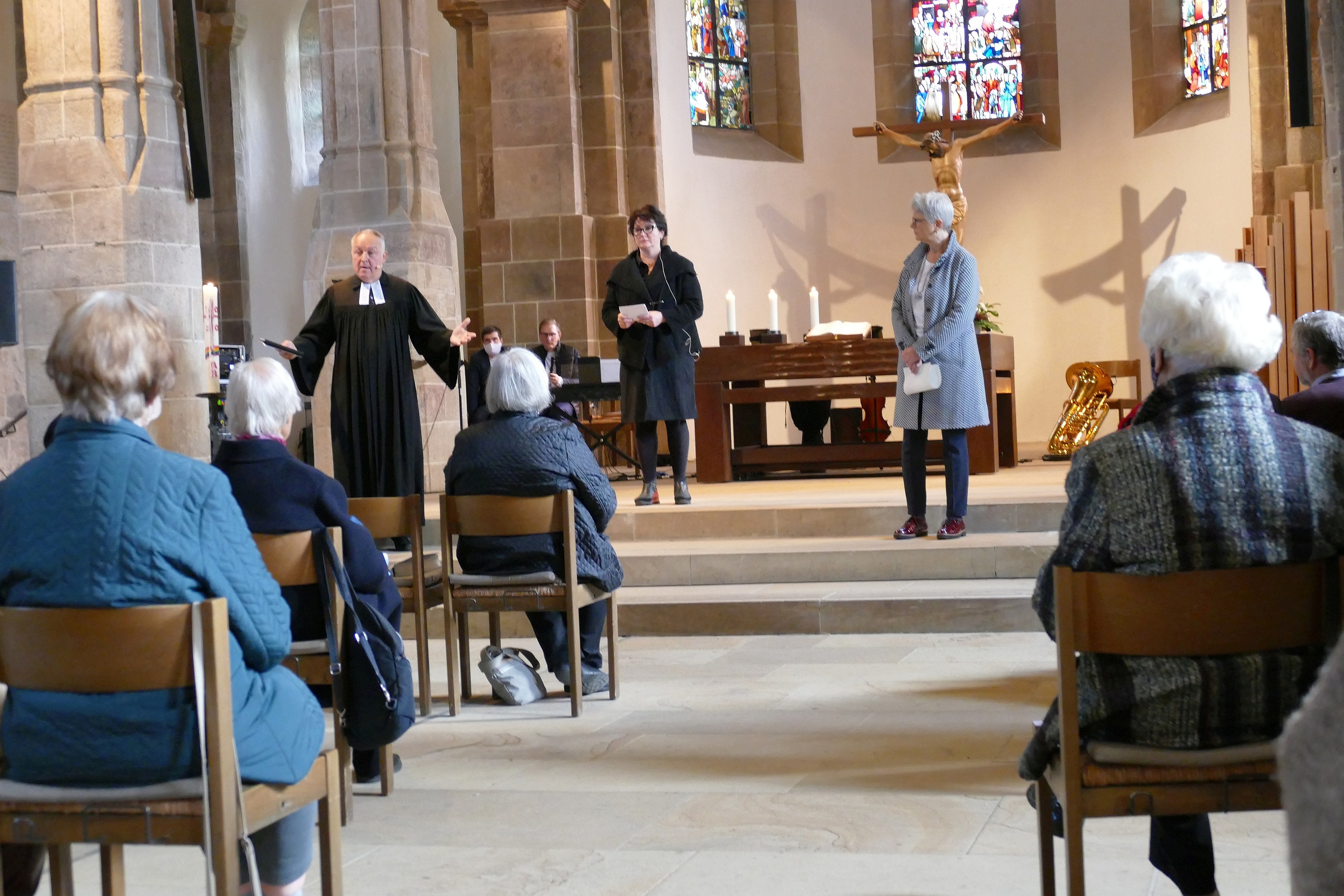 In der Sindelfinger Martinskirche (von links): Pfarrer Jens Junginger und die Kirchengemeinderätinnen Henriette Huster-Braumann und Ilke Büchler beim Gottesdienst zu 75 Jahre Stuttgarter Schuldbekenntnis.                                Bild: Lück