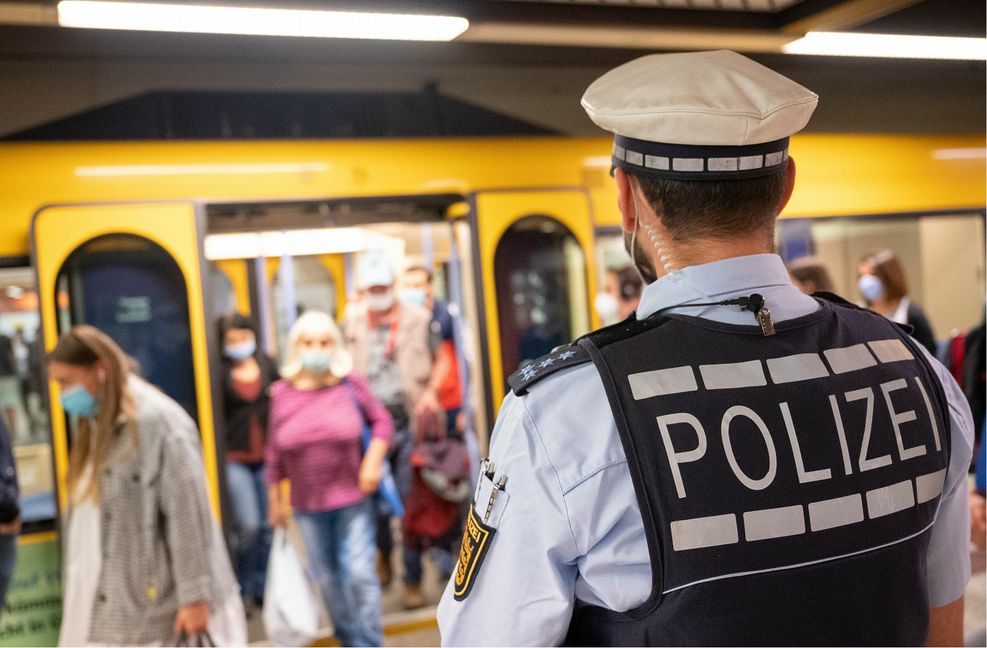 Die Polizeibeamten sind in der Pandemie viel gefordert – daher sollen sie eine Sonderprämie erhalten, meinen der Innenminister und die Polizeigewerkschaft.