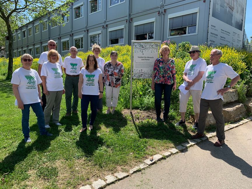 Unser Foto zeigt Mitglieder Lokalen Agenda (Hans-Ulrich Protzer steht hinten links), außerdem Silke Martens (Konrektorin in Vertretung, Sechste von links) und daneben Rektorin Irene Wilfinger (links vom Schild) sowie Diplom-Biologin Andrea Frank-Bühler (Dritte von rechts).   Bild: Holzapfel