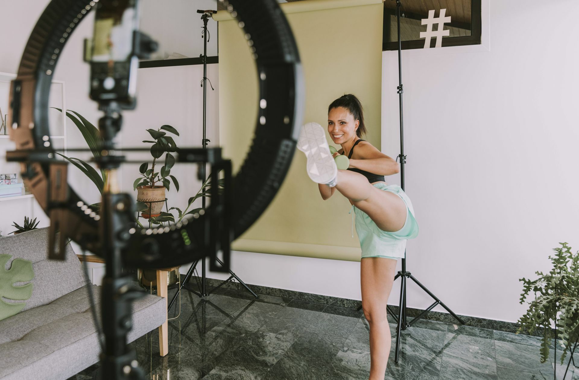 Fitness-Influencer zeigen auf ihren Accounts Inhalte rund um Training, Workouts und Fitness-Zubehör – und machen dort auch Werbung (Symbolbild).
 Foto: Imago/Westend61