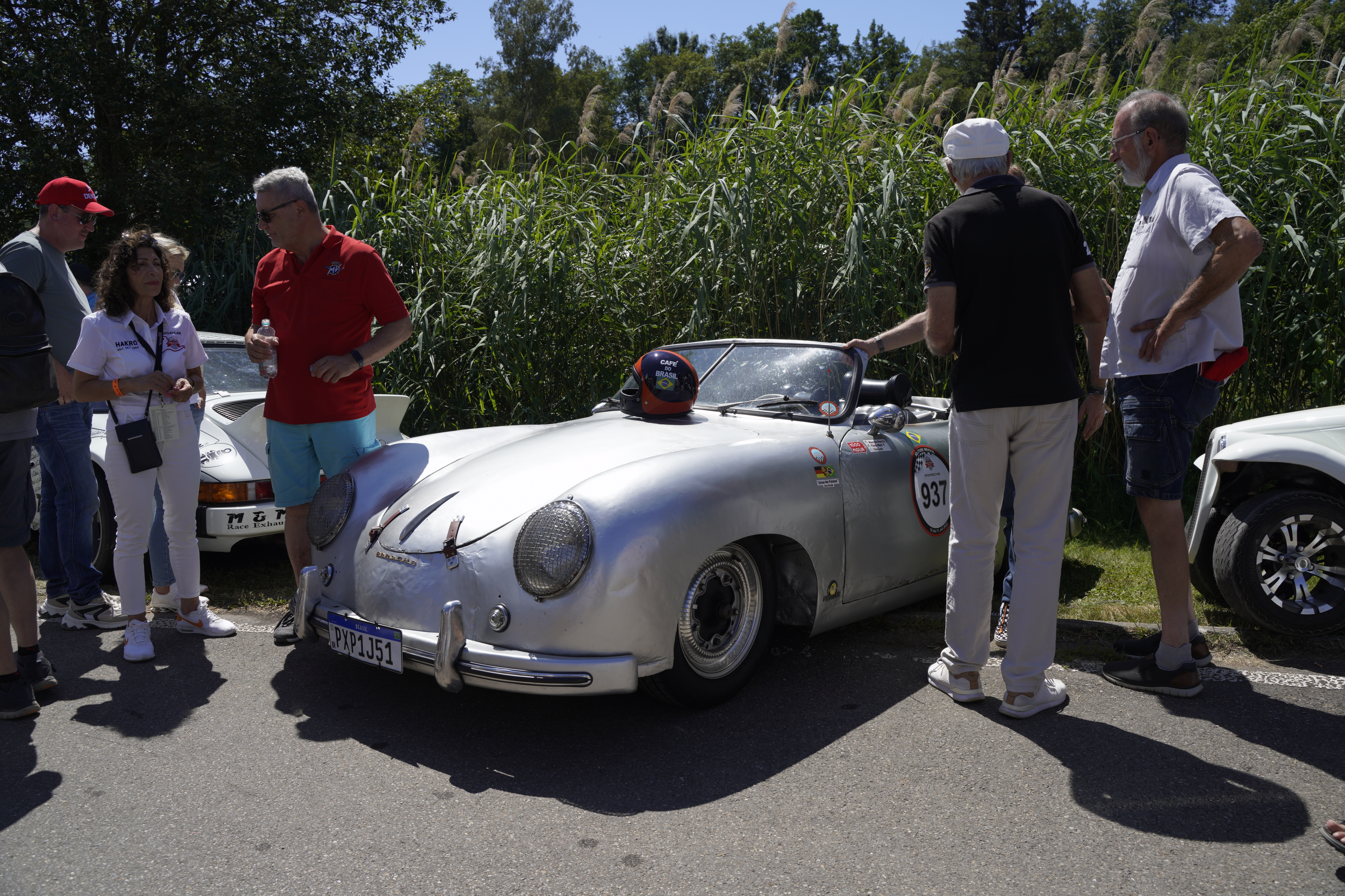 Der erste Porsche unter diesem Namen war ab 1948 das Modell 356, das bis Mitte der 1960er Jahre gebaut wurde. Auch schon mit der Zusatzbezeichnung "Carrera".