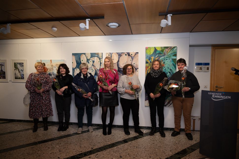 Ausstellungseröffnung im Ehninger Rathaus (von links): Susanne Servay, Maja Buhl, Stephanie Brachtl, Sabine Lusseault, Aysen Czurgel, Ulrike und Daniela Mall.      Bild: Nüßle
