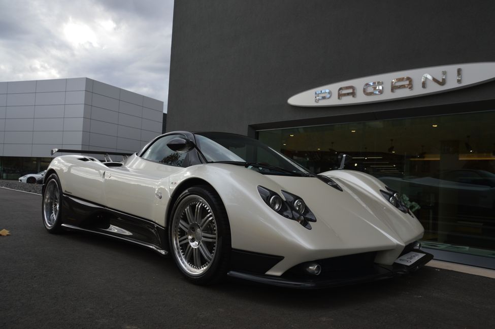 Dieser Zonda F gehört zur persönlichen Sammlung von Horacio Pagani. Nur kurz durfte er raus auf den Gehweg an der Wolfgang-Brumme-Allee. Wert: nicht zu beziffern. PS: wahrscheinlich ein paar mehr als die 650, die dieses Modell normalerweise hat (Bild: Wegner).