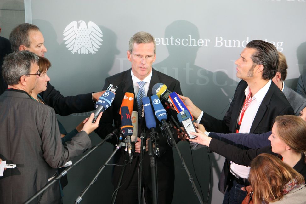 Clemens Binninger nach einer Sitzung des Untersuchungs-Ausschusses vor den Mikrofonen der Journalisten. Bild: z
