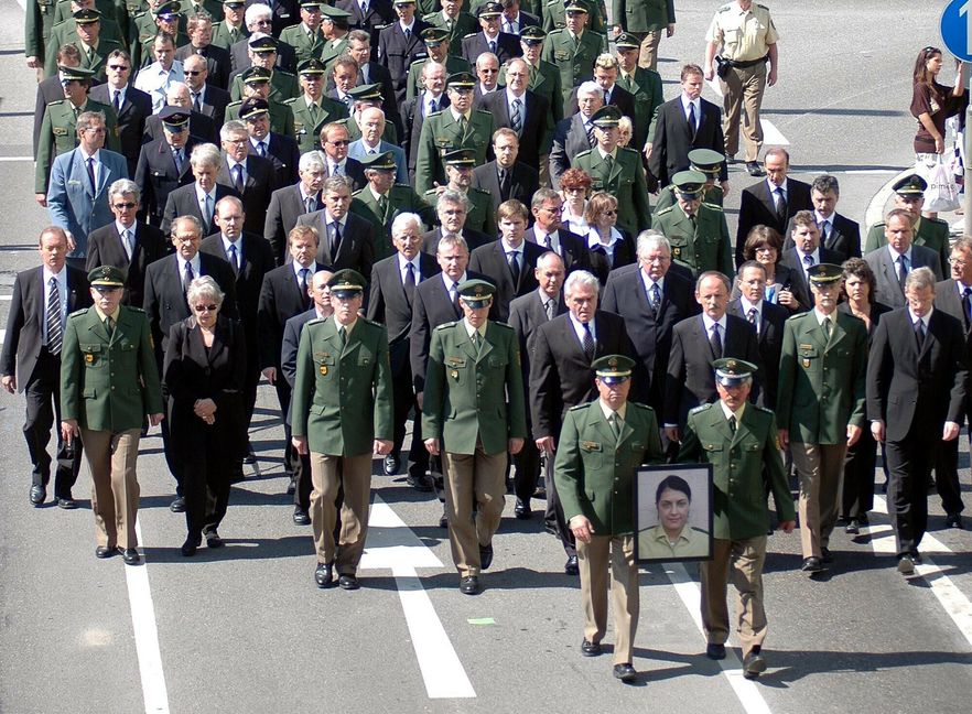 Der Trauerzug der Polizei durch Böblingen am 30. April 2007 nach dem Mord an Michèle Kiesewetter in Heilbronn. Clemens Binninger ist in der zweiten Reihe zu sehen (rechts).      Bild: Stampe/A