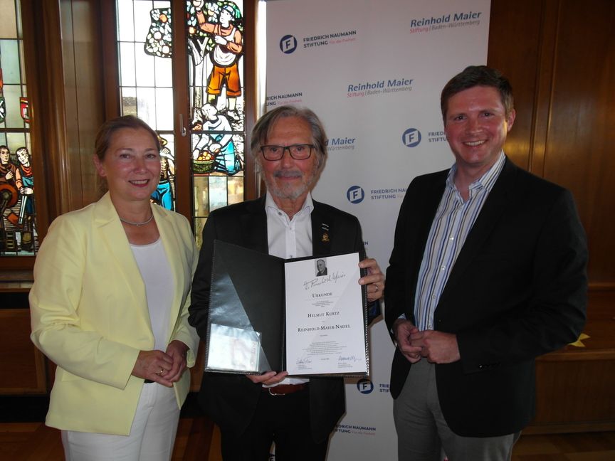 Im Wolfgang-Brumme-Saal des Böblinger Alten Rathauses ist Helmut Kurtz von der stellvertretenden Vorsitzenden der FDP-Landtagsfraktion Juila Goll (links) die Reinhold-Maier-Nadel verliehen worden für Verdienste um die Demokratie auf kommunaler Ebene. Die Laudatio hielt der FDP-Bundestagsabgeordnete Dr. Florian Toncar. Bild: Staber