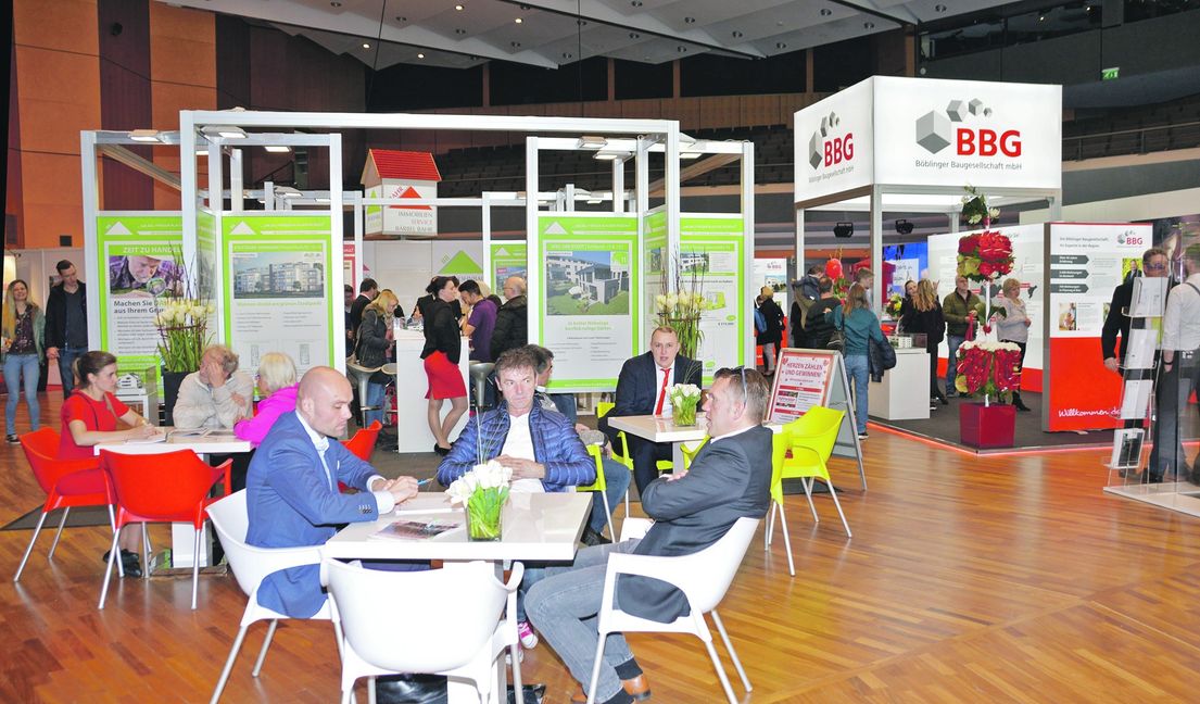 2 große Spieler auf dem Immobilienmarkt im Kreis Böblingen und Umgebung hatten ihre Stände auf der Messe nebeneinander: links die Firmen von Bärbel Falkenberg-Bahr und Claus Falkenberg Immobilien-Service Bärbel Bahr und die BB Wohnbau Böblingen GmbH, rechts die Böblinger Baugesellschaft (BBG). Bilder: Reichert