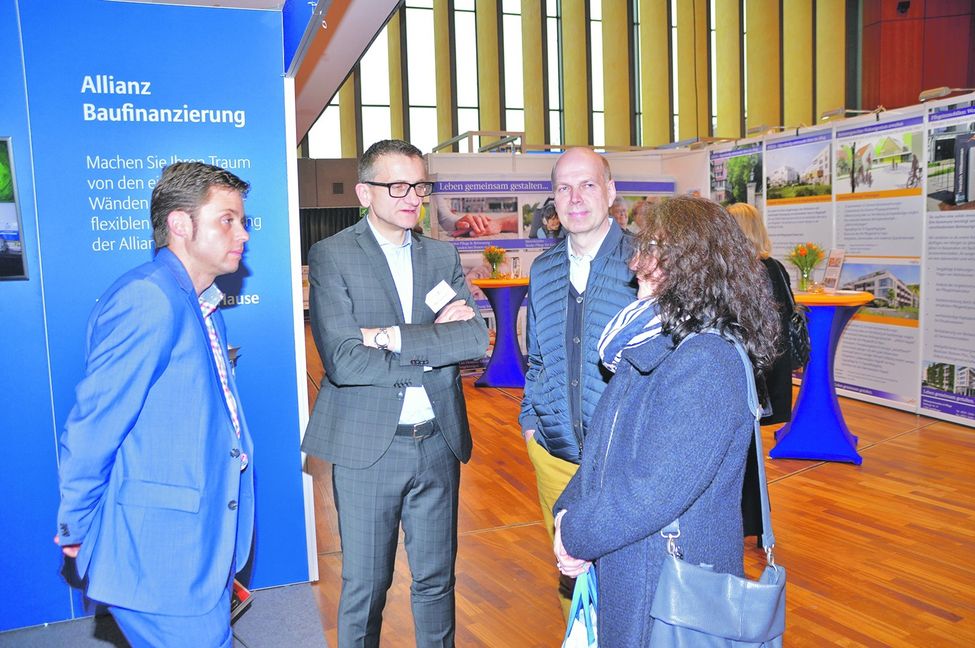 Die Berater der 50 Aussteller bei der 21. Immobilien-Messe waren durchgehend gut beschäftigt.