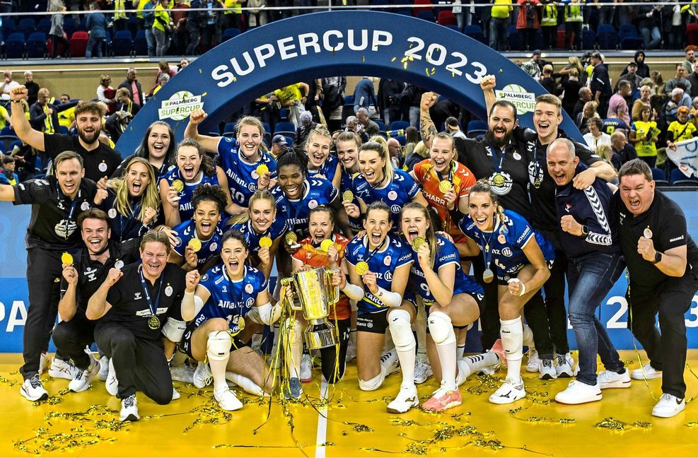 Das Team von Allianz MTV Stuttgart feiert den Gewinn des Supercups gegen den SSC Schwerin.