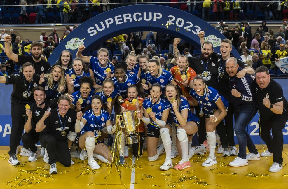 Das Team von Allianz MTV Stuttgart feiert den Gewinn des Supercups gegen den SSC Schwerin.