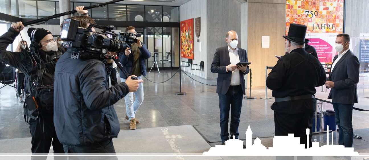 Sindelfingens Oberbürgermeister Dr. Bernd Vöhringer bei Dreharbeiten im Rathaus mit Schornsteinfeger Detlef Lissner: Auch in diesem Jahr gab es den Neujahrsempfang der Stadt wegen Corona nur in digitaler Form. Bild: z