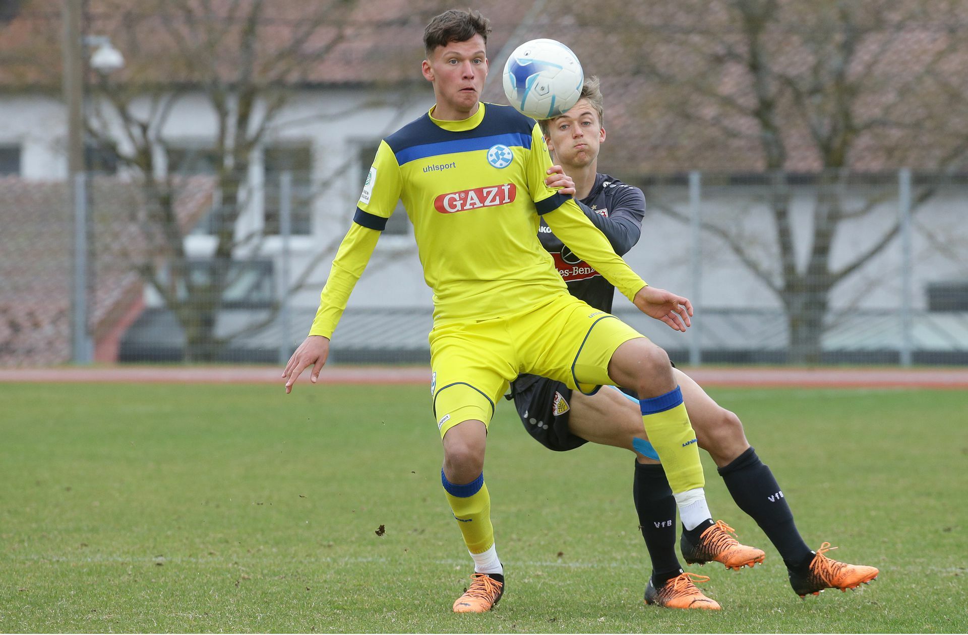 Karlo Kuranyi von  den Stuttgarter Kickers schirmt im B-Junioren-Derby gegen den VfB den Ball vor Paulo Fritschi ab. In der neuen Saison vollzieht der  Stürmer den innerstädtischen Farbenwechsel.