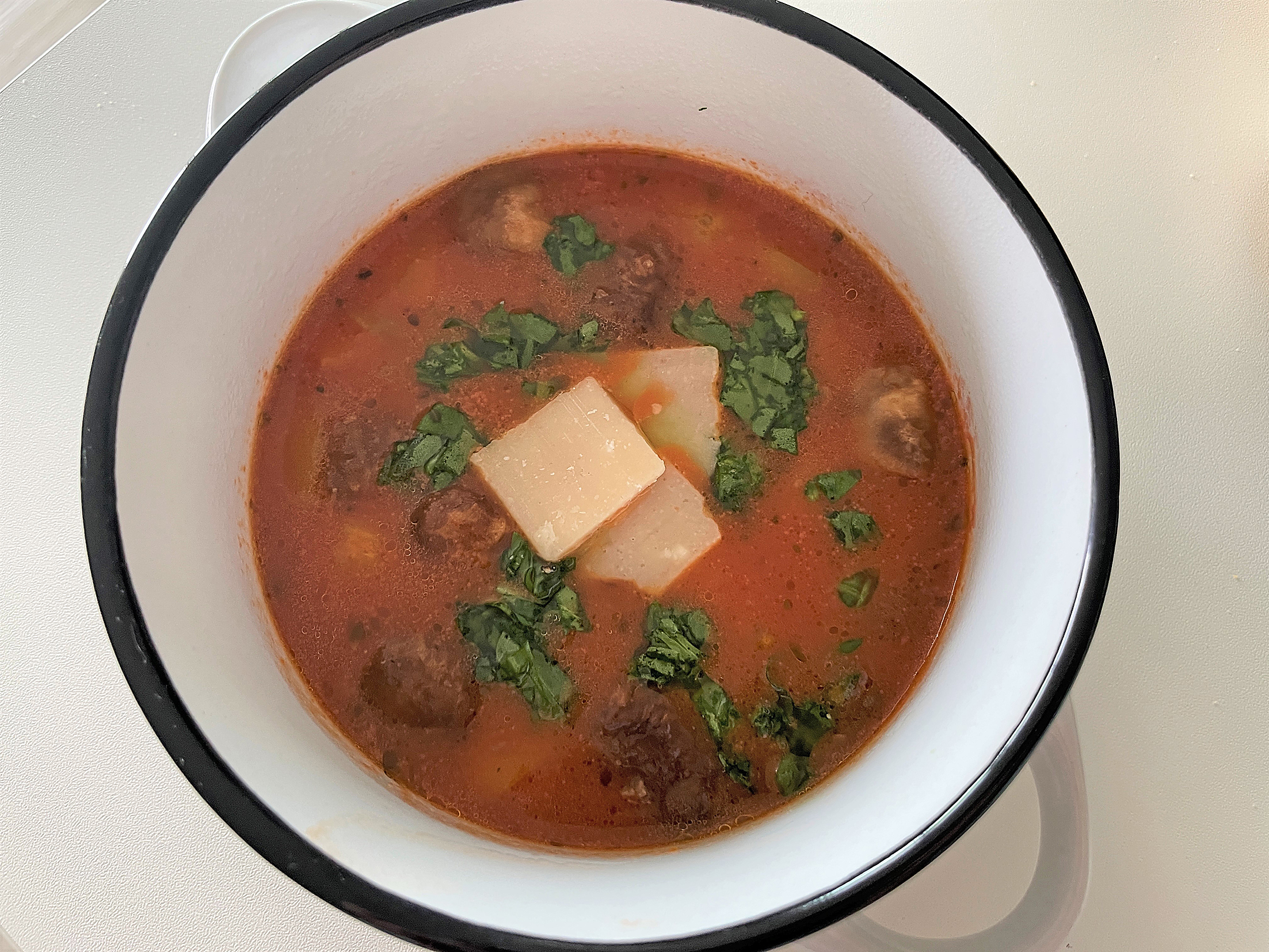 Die Suppe ist von den Aromen und Zutaten einer Pizza inspiriert.    Bild: Kalus