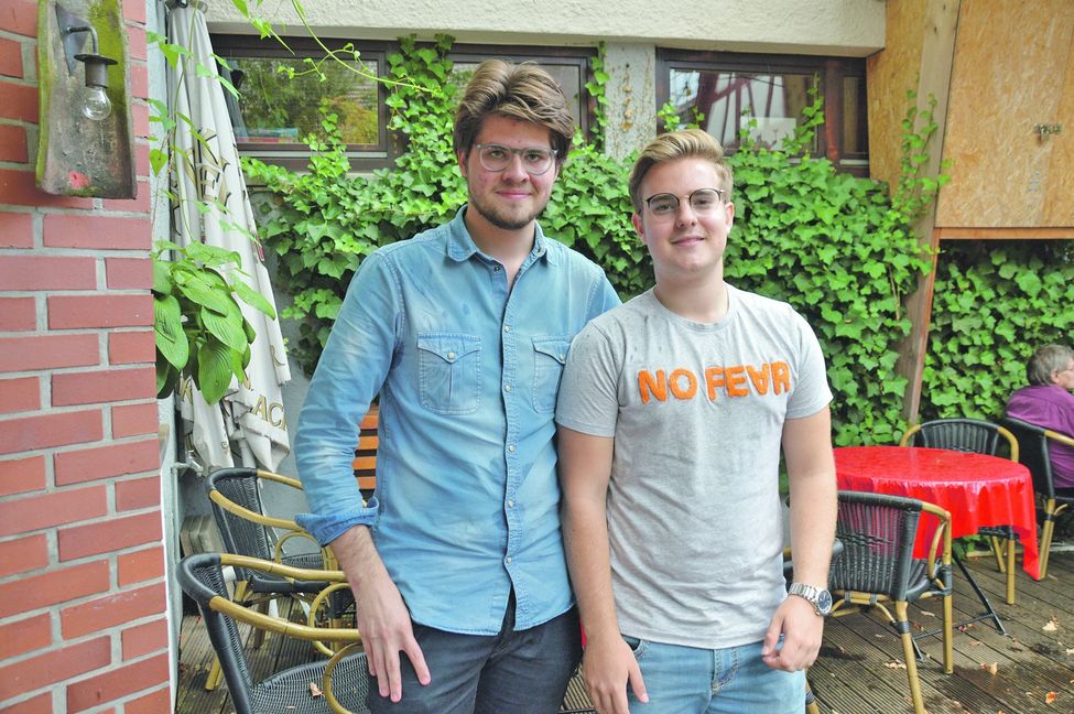 Dominik Ernst von den Jungsozialisten (links) und Max Reinhart von den Jungen Liberalen haben gemeinsam die Initiative „Sindelfingen zieht’s Durch“ gegründet. Bild: Groß