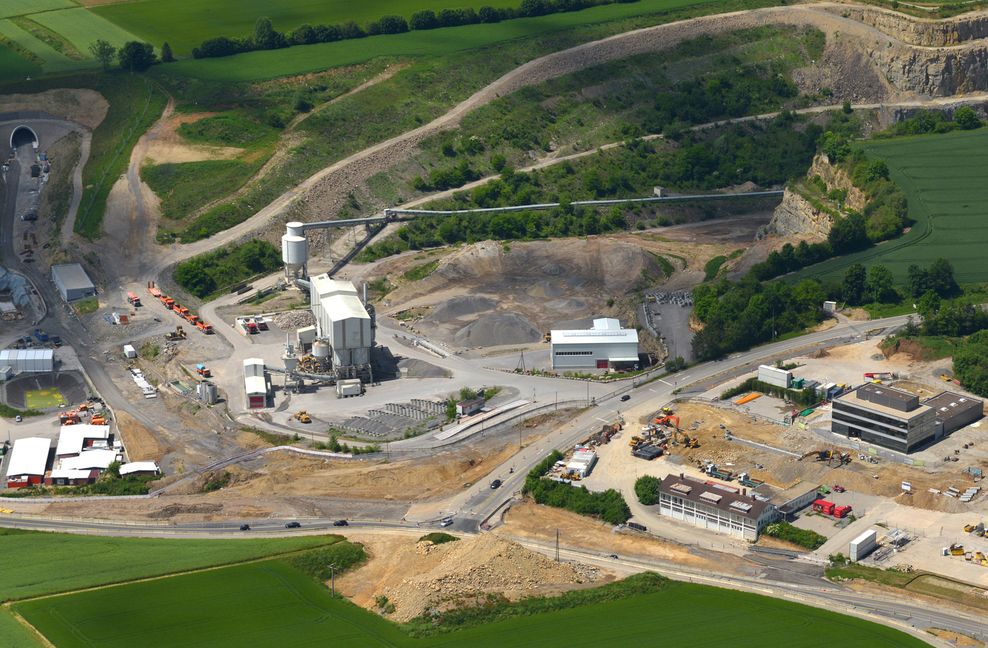 Wenn im Laufe des Jahres 2018 alle Arbeiten abgeschlossen sind, wird der Verkehr durch den Darmsheimer Tunnel (links) gelenkt. Bild: Stampe