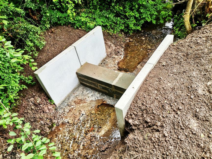 In den Rohrauer Krebsbach wurde eine Krebssperre eingebaut.  Bild: z