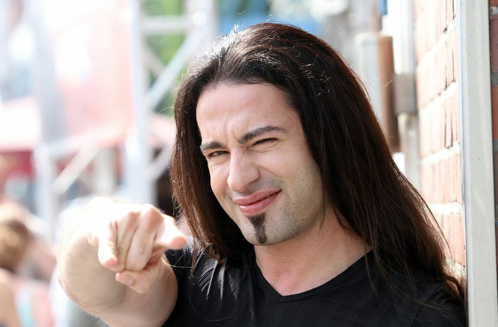 Bülent Ceylan hat mit seiner Frau Radine zwei Kinder. Aus einer früheren Beziehung hat er eine Tochter im Teenageralter. Der Rock- und Heavy-Metal-Fan engagiert sich für soziale Projekte, darunter das Mannheimer Kinderhospiz Sterntaler, die Initiative „Respekt. Kein Platz für Rassismus“ und „Alle Kids sind VIPs“.
 Foto: dpa