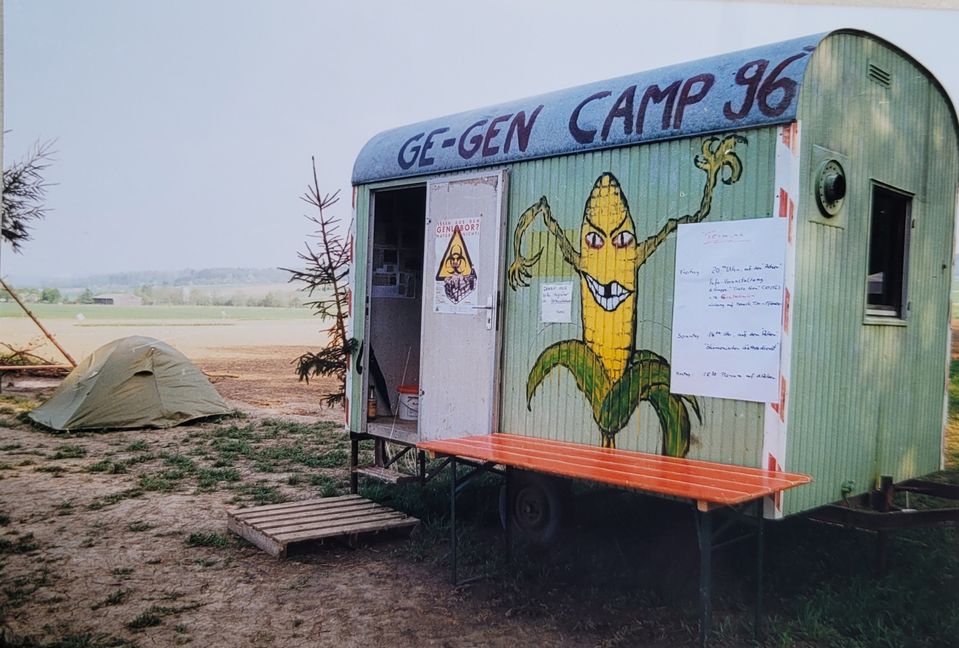 Mit einm Camp auf dem Versuchsfeld am Ihinger Hof machte die Bürgerinitiative einst Front gegen die Gentechnick. Bild: Claudia Jeschka