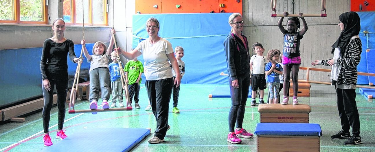 Iris Oehl (Zweite von rechts) in der Sporthalle bei den Kindern und somit in ihrem Element. Bild: z