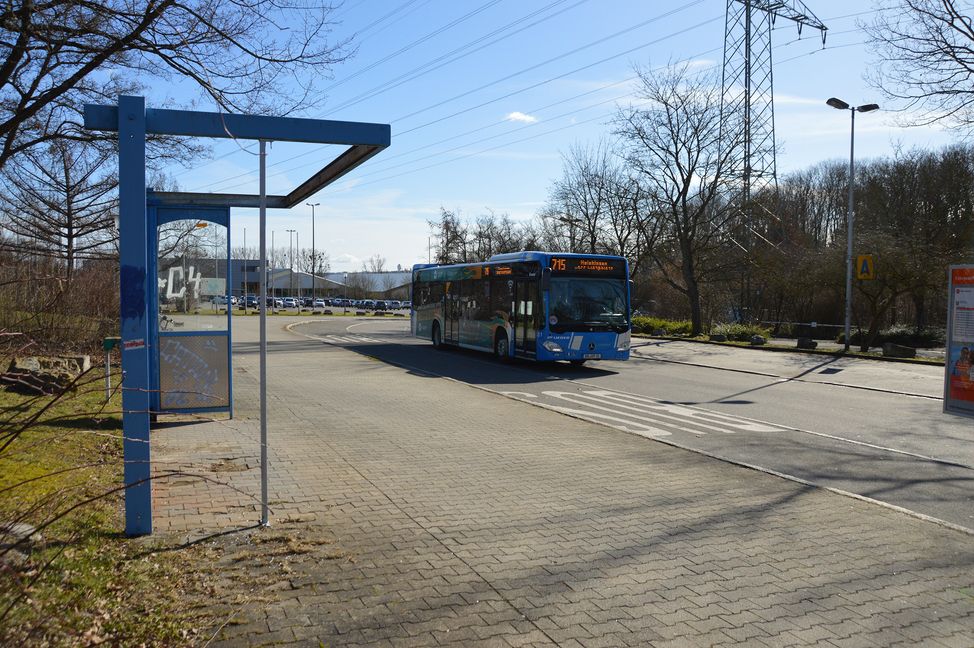 Auf diesem Bild steigt niemand ein in die Linie 715, die Hauptrolle gebührt hier der denkmalgeschützen Haltestelle.Bild: Wegner