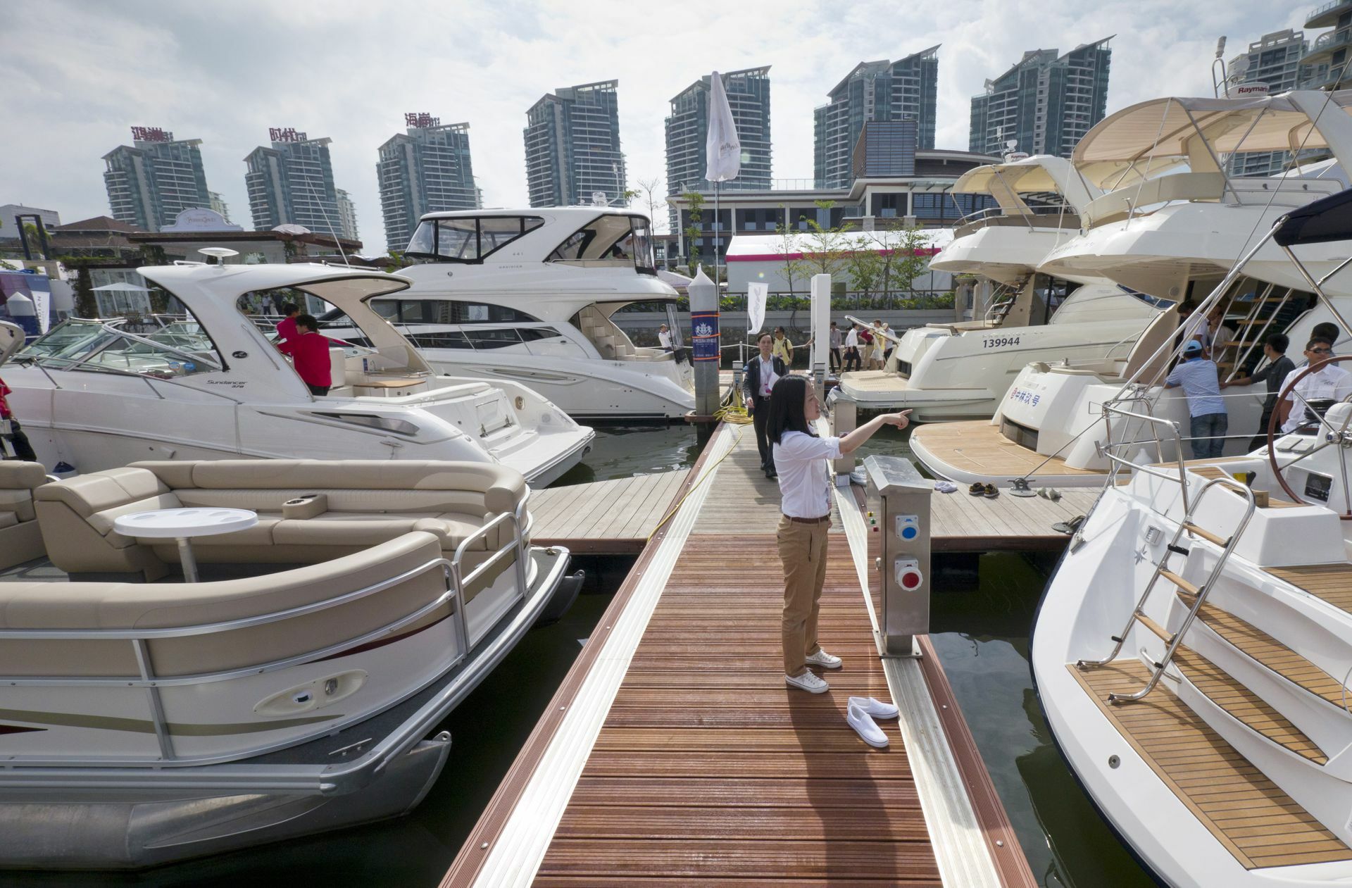 Yachten im Hafen von Sanya sind bei Chinas Reichen beliebt. Foto: Adrian Bradshaw/dpa