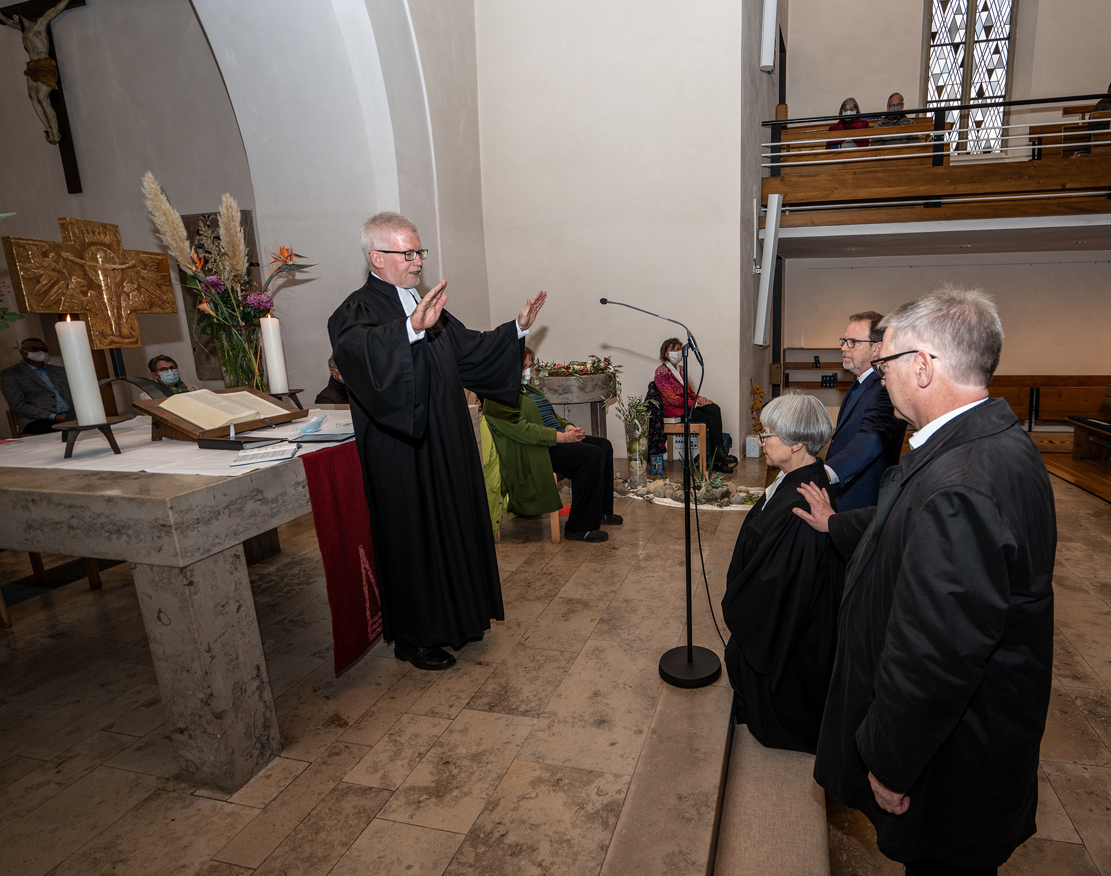 Nach der Einsetzung der neuen Renninger Pfarrerin Renate Egeler spricht Dekan Wolfgang Vögele die Segensworte. Neben der Pfarrerin die beiden Investitur-Zeugen Martin Weeber (rechts) und Axel Trotstmann.              Bild: Richter