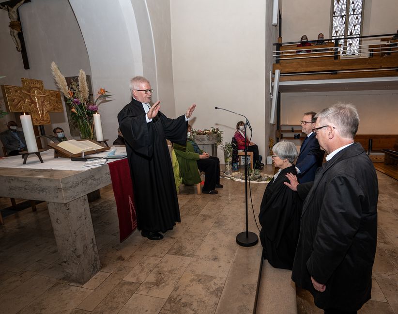 Nach der Einsetzung der neuen Renninger Pfarrerin Renate Egeler spricht Dekan Wolfgang Vögele die Segensworte. Neben der Pfarrerin die beiden Investitur-Zeugen Martin Weeber (rechts) und Axel Trotstmann.              Bild: Richter