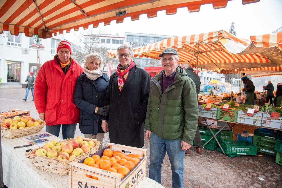 IBM-Vorstandsmitglied Thomas Mayer, Angelika Gunzenhauser und Helmut Roleder waren auf dem Sindelfinger Wochenmarkt bei Rainer Klein zu Gast. Bild: Nüßle