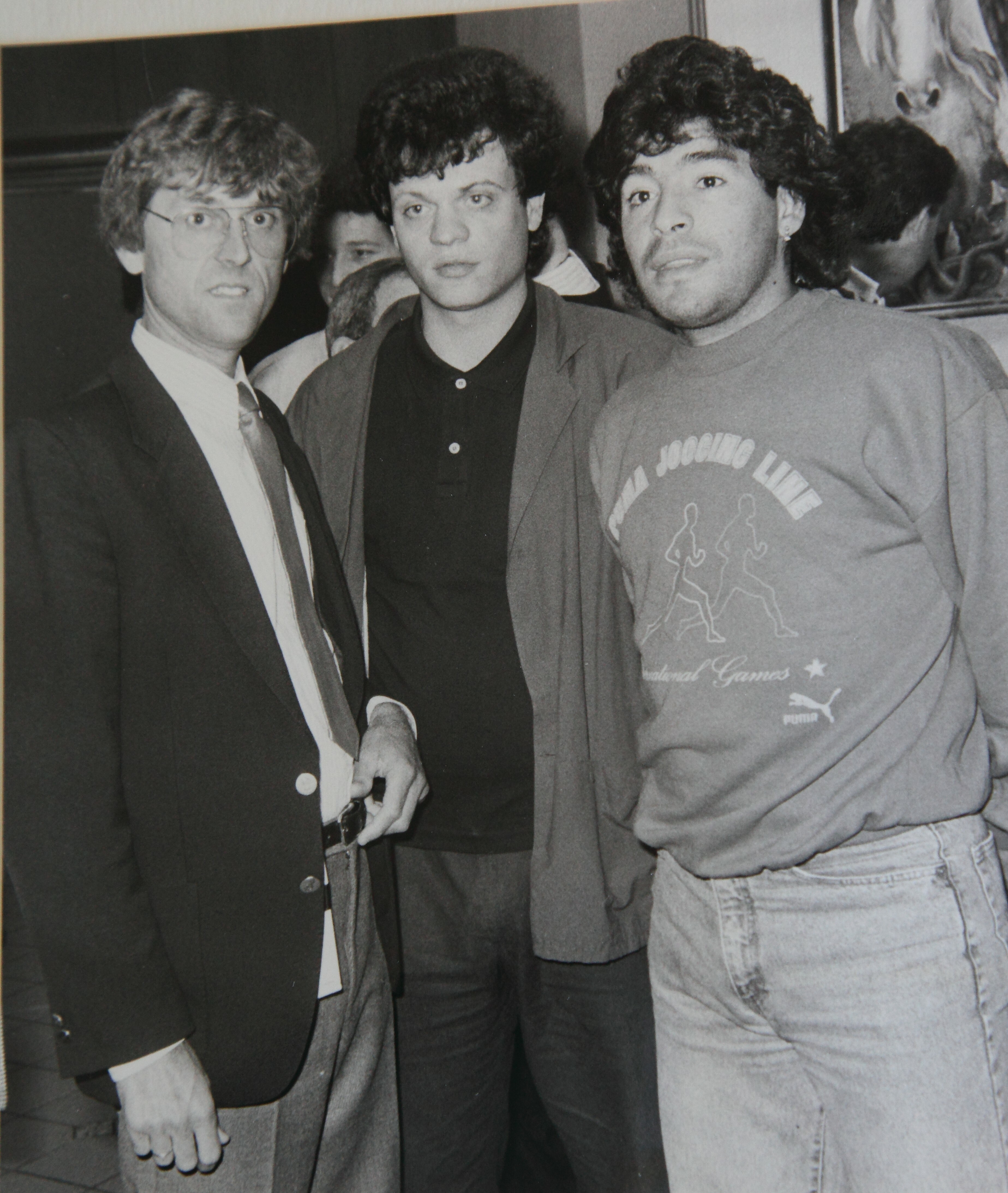 Helmut Ulrich (links) und ein unbekannter Fan mit der Fußball-Lichtgestalt Diego Armando Maradona vor 31 Jahren im Ramada-Hotel.  Bild: z
