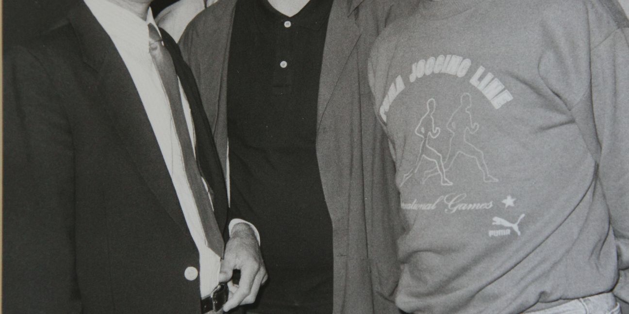 Helmut Ulrich (links) und ein unbekannter Fan mit der Fußball-Lichtgestalt Diego Armando Maradona vor 31 Jahren im Ramada-Hotel.  Bild: z