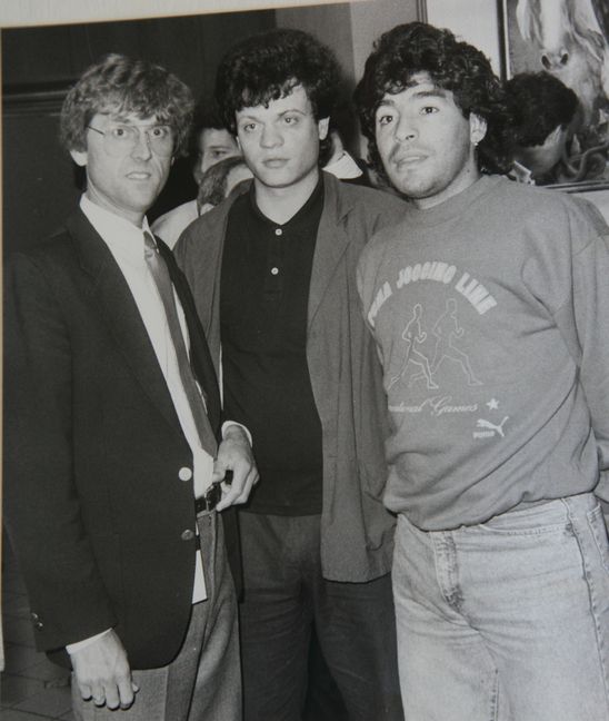 Helmut Ulrich (links) und ein unbekannter Fan mit der Fußball-Lichtgestalt Diego Armando Maradona vor 31 Jahren im Ramada-Hotel.  Bild: z