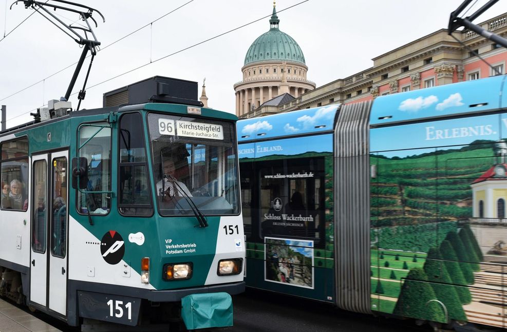 Der öffentliche Nahverkehr ist in allen Städten das Rückgrat der Mobilität. Wegen der Coronapandemie und Homeoffice-Regelungen haben die Betriebe massiv Fahrgäste verloren.
 Foto: dpa/Ralf Hirschberger