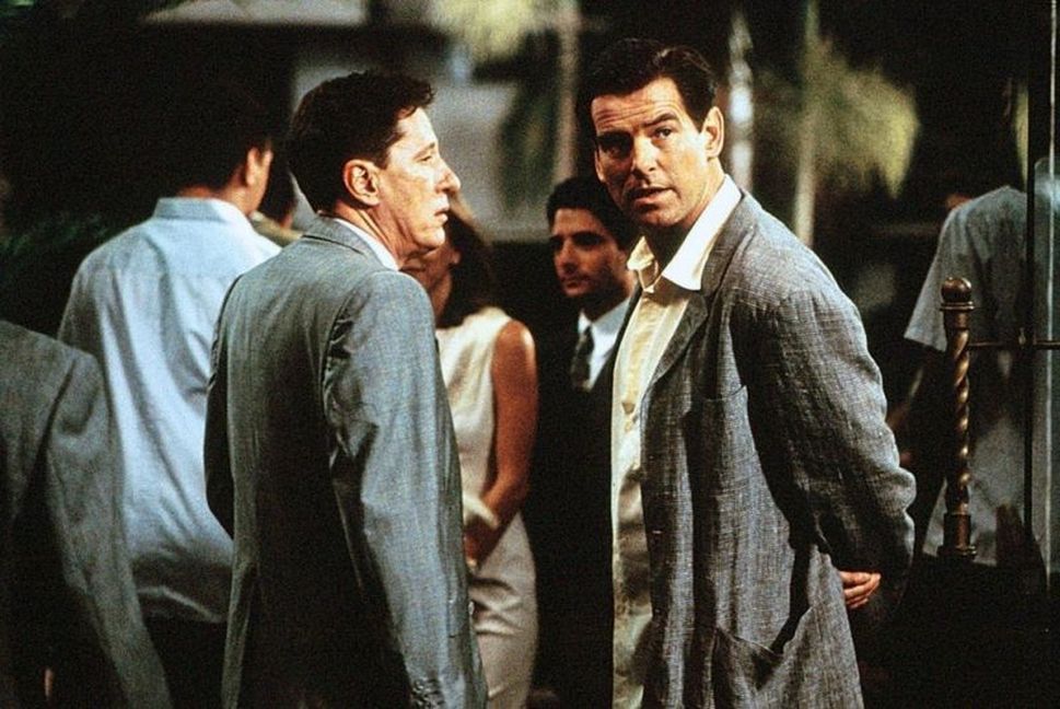 Agent Pierce Brosnan und Geoffrey Rush, „Der Schneider von Panama“, tauschen Geheimnisse aus.    Bild: z