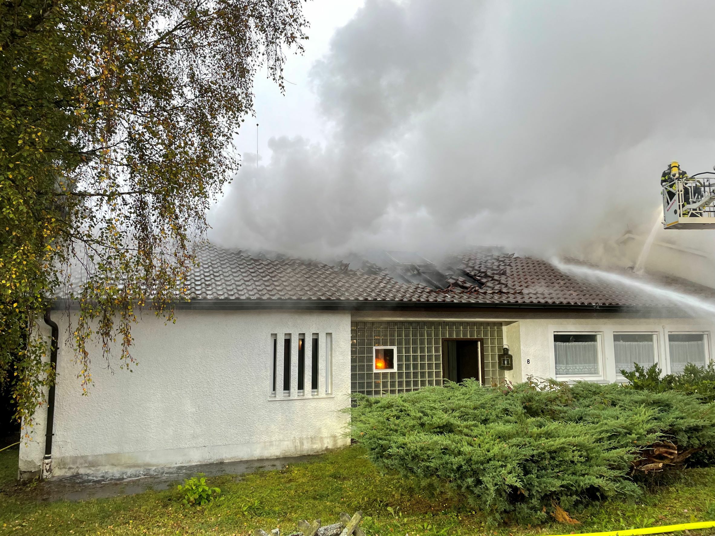 In den Morgenstunden des 18. Oktobers brannte ein Dachstuhl in der Landhaussiedlung. Bild: Feuerwehr Maichingen