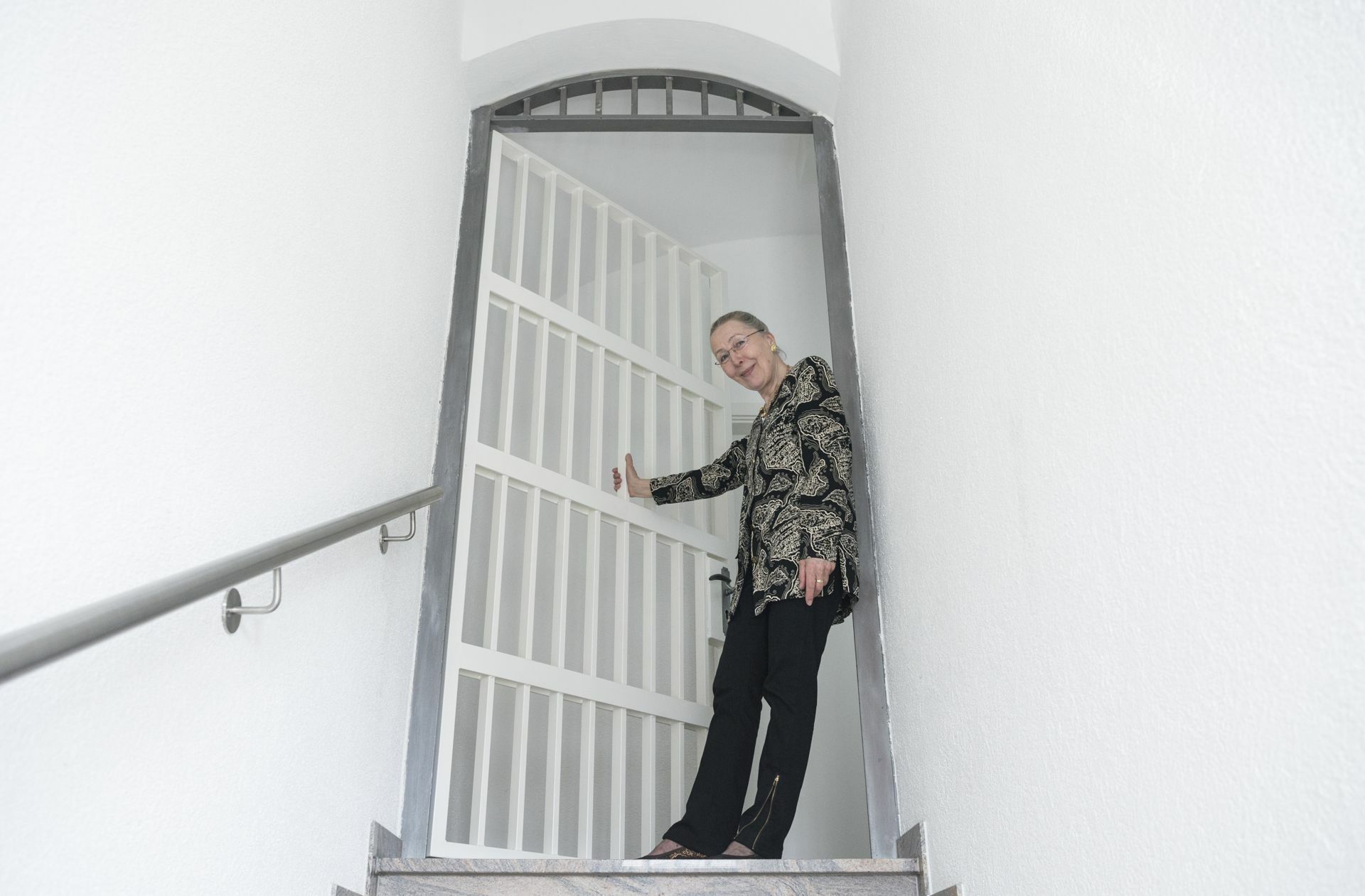 Christel El-Haj in ihrem Zuhause. Die Gittertüren zwischen den Stockwerken erinnern an die Vergangenheit des mächtigen Gebäudes. Der Denkmalschutz hat viele Ideen verhindert, nicht aber „den Tempel“ im Dachgeschoss.