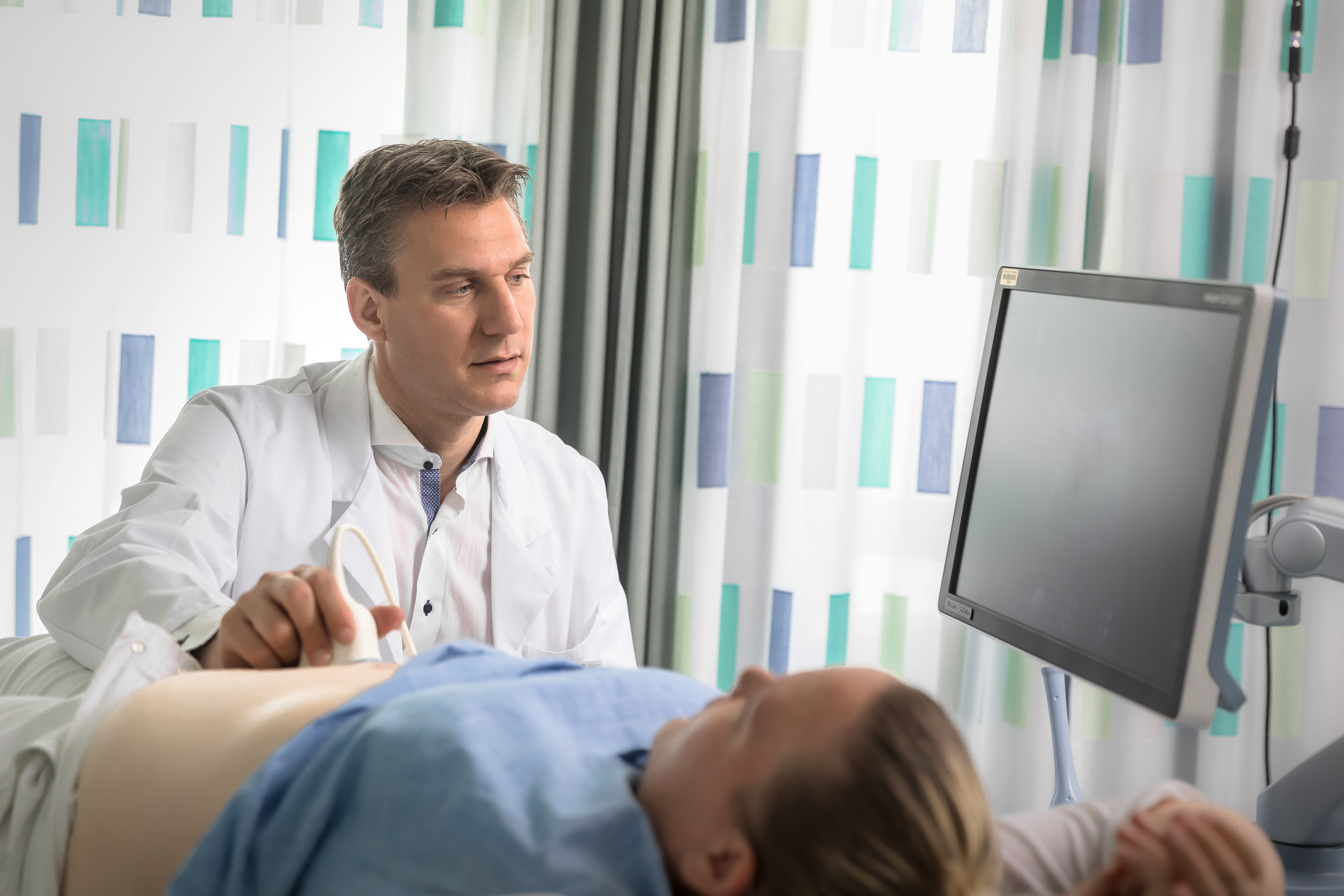 Prof. Dr. Stefan Renner untersucht eine Patientin mittels Ultraschall auf Myome in der Gebärmutter. Bild: Marion Hassold, marionhassold.com
