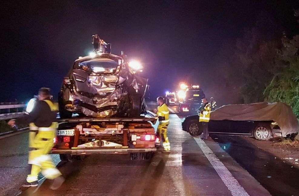 Zwei Autos sind auf Abschleppwagen verladen, während ein Fahrzeug aus der Kolonne vom Ministerpräsident Kretschmann noch am Straßenrand steht. Baden-Württembergs Regierungschef ist am Montagabend in einen Verkehrsunfall verwickelt worden