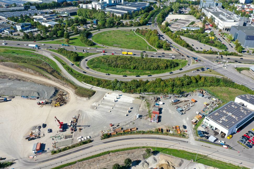 Blick auf den Autobahnanschluss an der Wolfgang-Brumme-Allee von oben. Weil es künftig über die Flugfeld-Allee (unten), die zurzeit ausgebaut wird, auf die A 81 Richtung Stuttgart und von der A 81 aus Richtung Singen nach Böblingen und Sindelfingen geht, wird ein mehr als 5 Hektar großes Grundstück frei.     Bild: Dettenmeyer