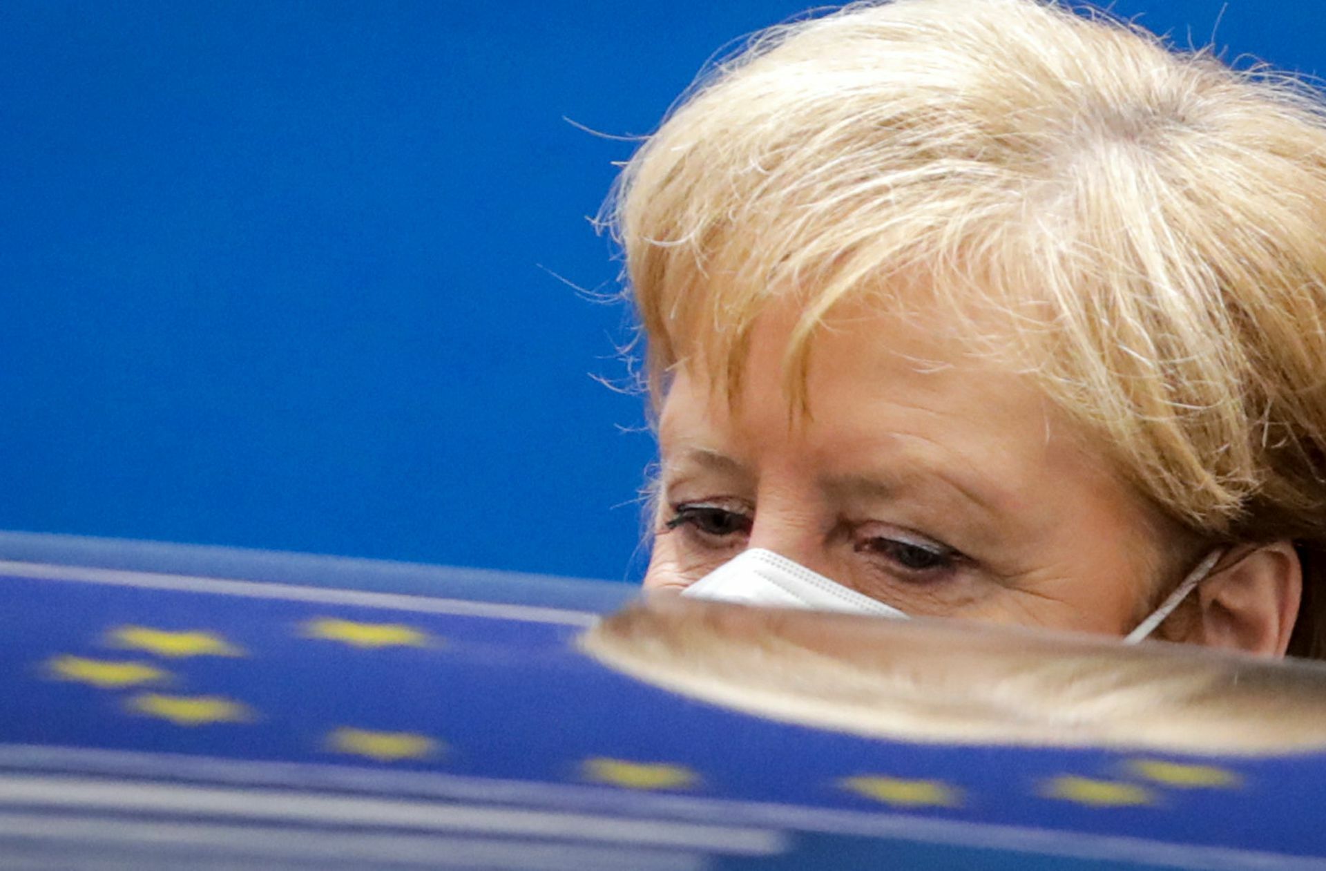 Am Freitag noch in Brüssel beim EU-Gipfel, am Samstag schon mit dem Rat zu noch mehr Vorsicht auf allen Kanälen – Kanzlerin Angela Merkel sieht die aktuelle Corona-Lage besonders kritisch.