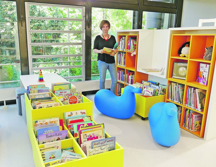 Elke Heger, Vorsitzende des Fördervereins Bücherei Maichingen, in den neu gestalteten Räumen. Bild: Lück