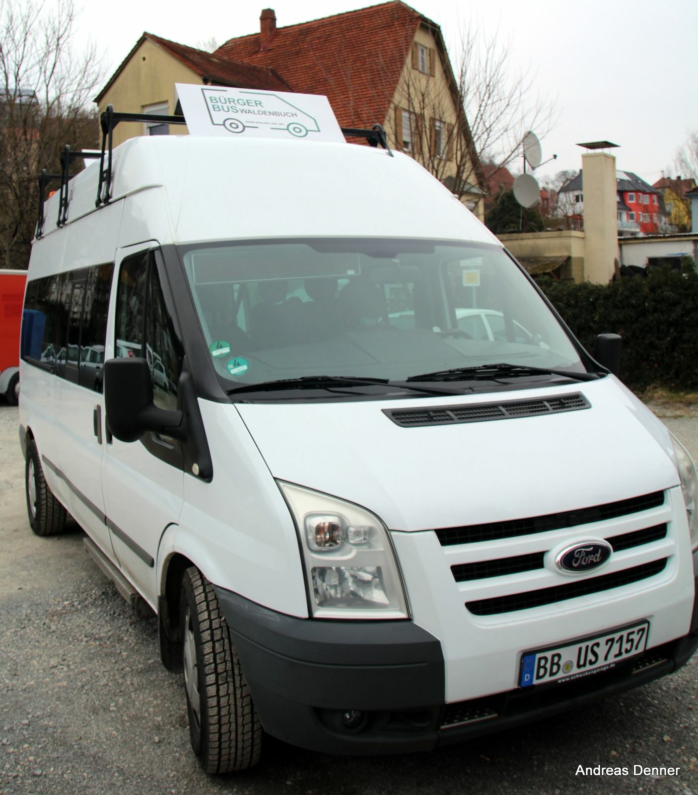 Fast wäre der Waldenbucher Bürgerbus den Spaßmaßnahmen zum Opfer gefallen.                           Bild: Denner