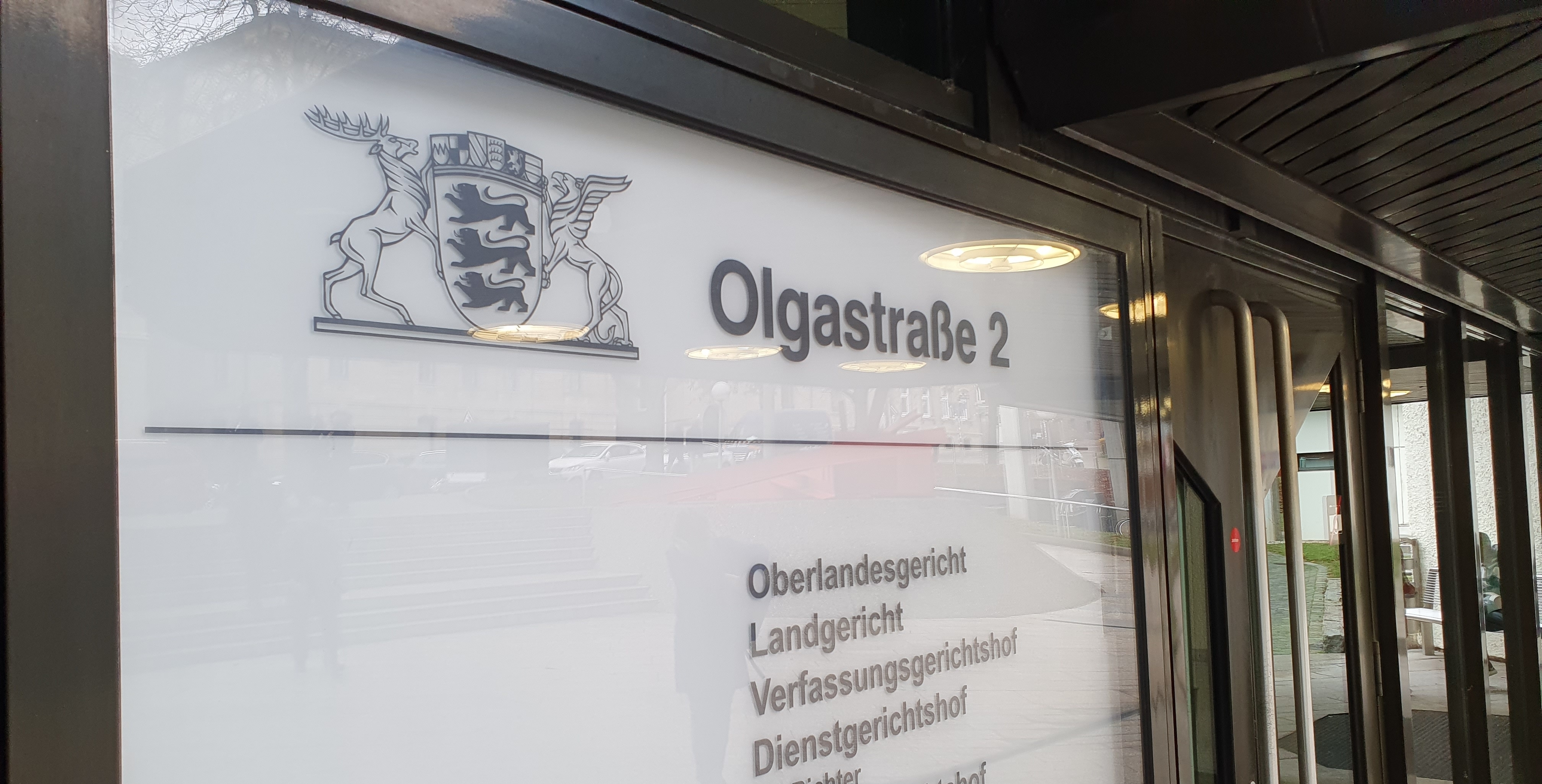 Ab diesem Schild sind Fotoaufnahmen nicht mehr erlaubt. Prozessbegleiter müssen Handys, Schlüssel, Gürtel und Schmuck abgeben.       Bild: Wegner