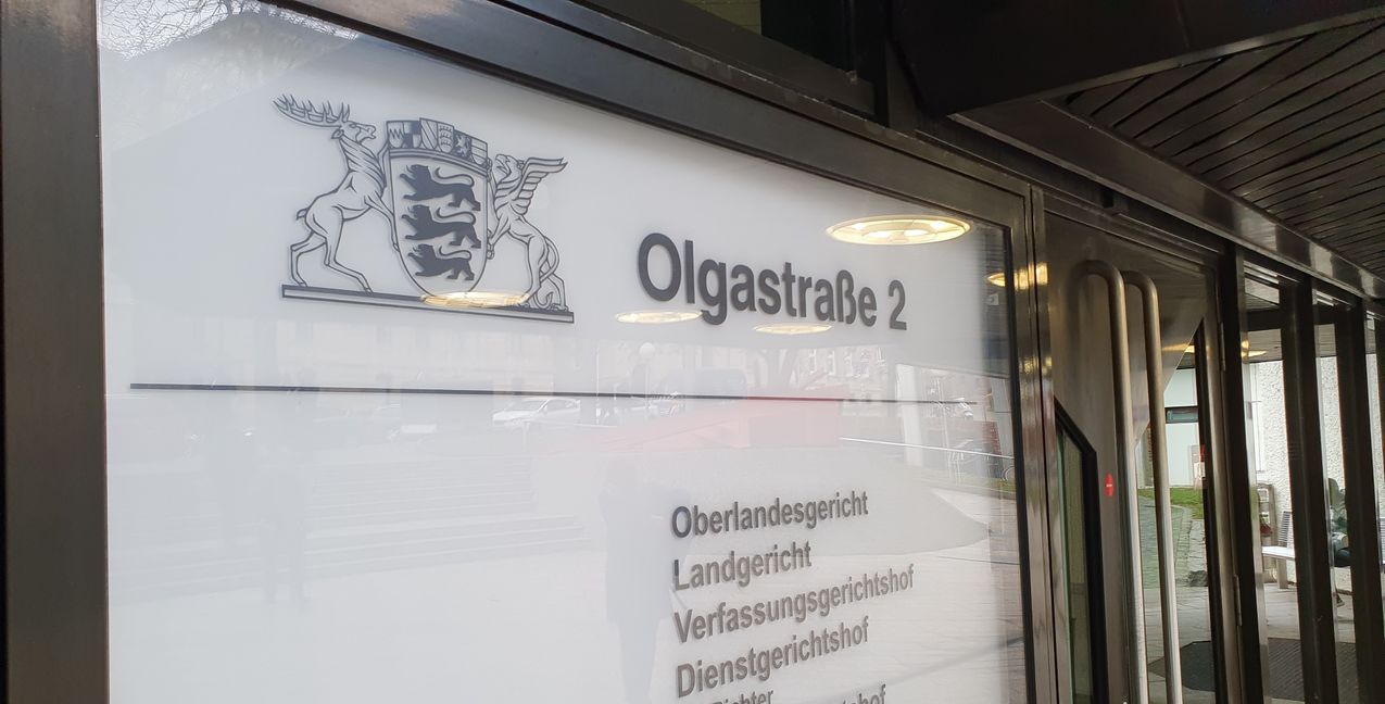 Ab diesem Schild sind Fotoaufnahmen nicht mehr erlaubt. Prozessbegleiter müssen Handys, Schlüssel, Gürtel und Schmuck abgeben.       Bild: Wegner