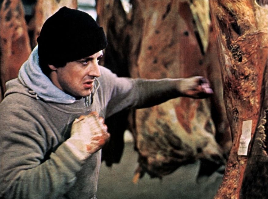 Der drittklassige Boxer „Rocky“ Balboa trainiert im Schlachthof an Rinderhälften. Dass er aussieht wie Sylvester Stallone ist kein Zufall.   Bild: z